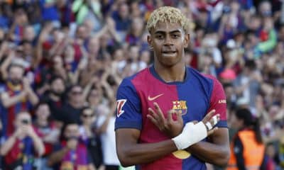 La última estrella mundial del fútbol, Lamine Yamal, realiza el gesto con que celebra sus goles durante un partido. EFE/ archivo/ Toni Albir