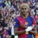 La última estrella mundial del fútbol, Lamine Yamal, realiza el gesto con que celebra sus goles durante un partido. EFE/ archivo/ Toni Albir