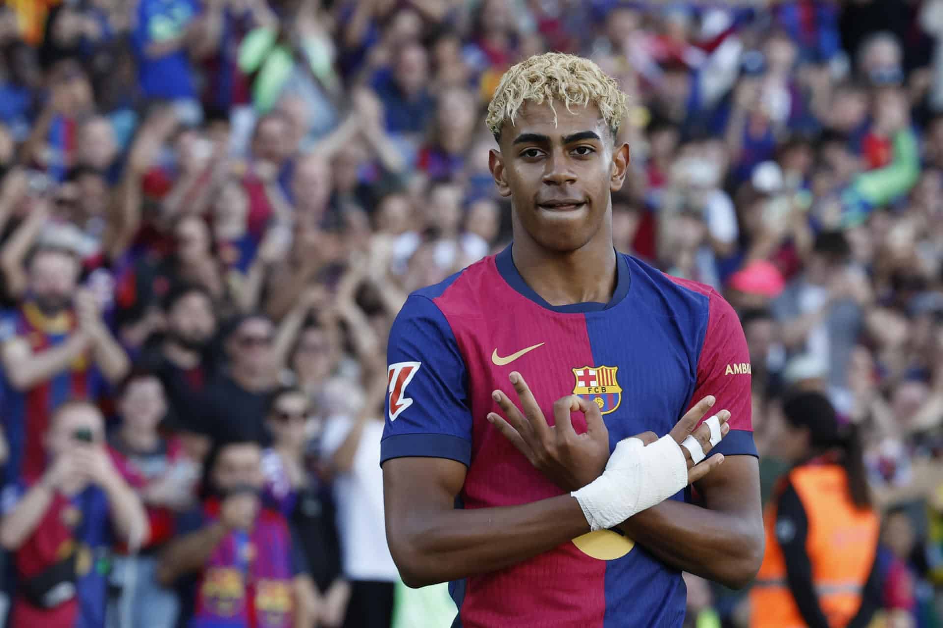 La última estrella mundial del fútbol, Lamine Yamal, realiza el gesto con que celebra sus goles durante un partido. EFE/ archivo/ Toni Albir