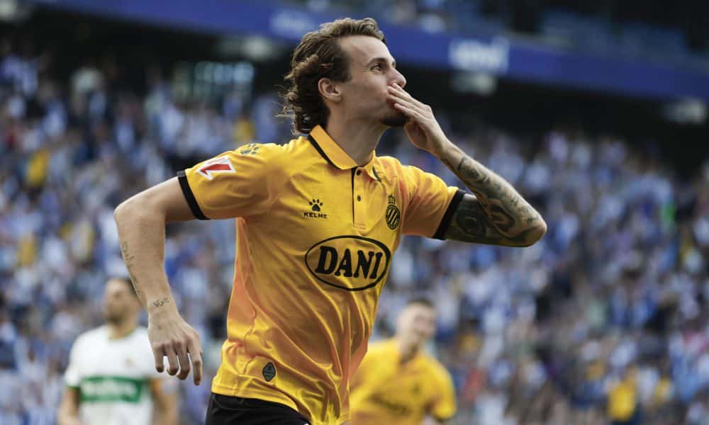 El defensa del RCDE Espanyol Carlos Romero celebra su gol ante el Elche durante el partido de la jornada 10 de la LaLiga entre el Espanyol y el Elche, este sábado en el RCDE Stadium en Barcelona.-EFE/ Toni Albir