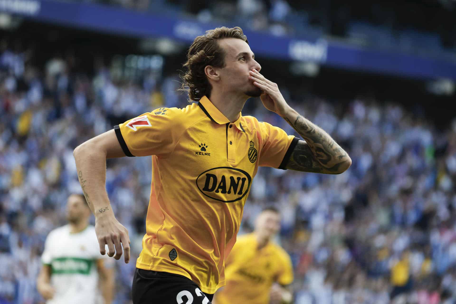 El defensa del RCDE Espanyol Carlos Romero celebra su gol ante el Elche durante el partido de la jornada 10 de la LaLiga entre el Espanyol y el Elche, este sábado en el RCDE Stadium en Barcelona.-EFE/ Toni Albir