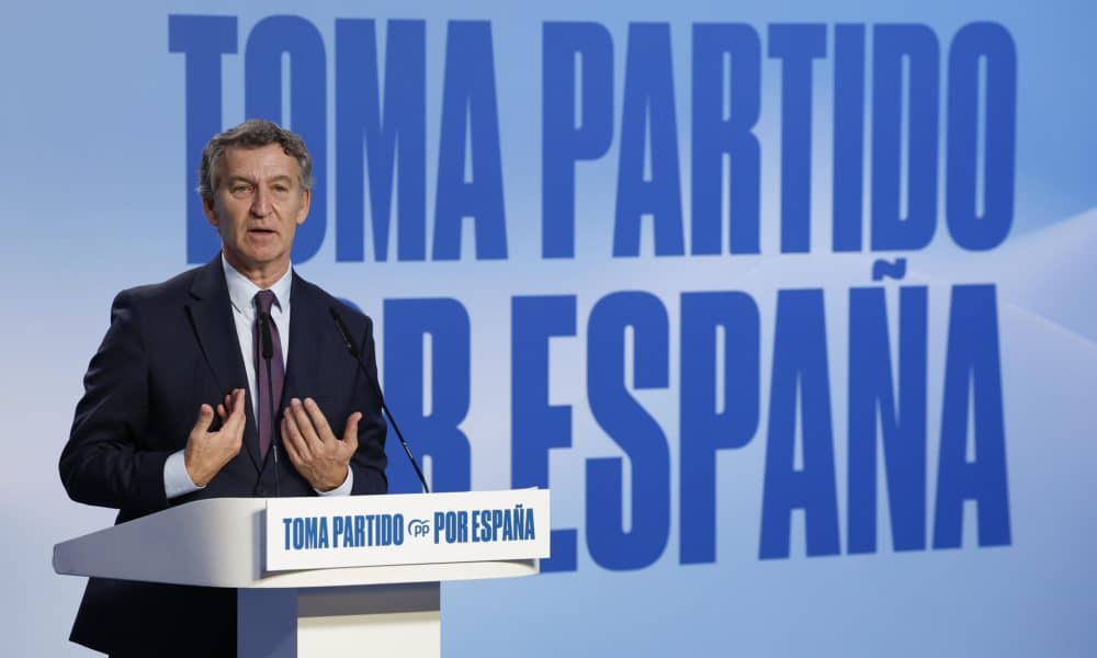 El presidente del PP, Alberto Núñez Feijóo, durantre el acto donde ha presentado su Plan de Inmigración, este martes en Barcelona. EFE/Toni Albir