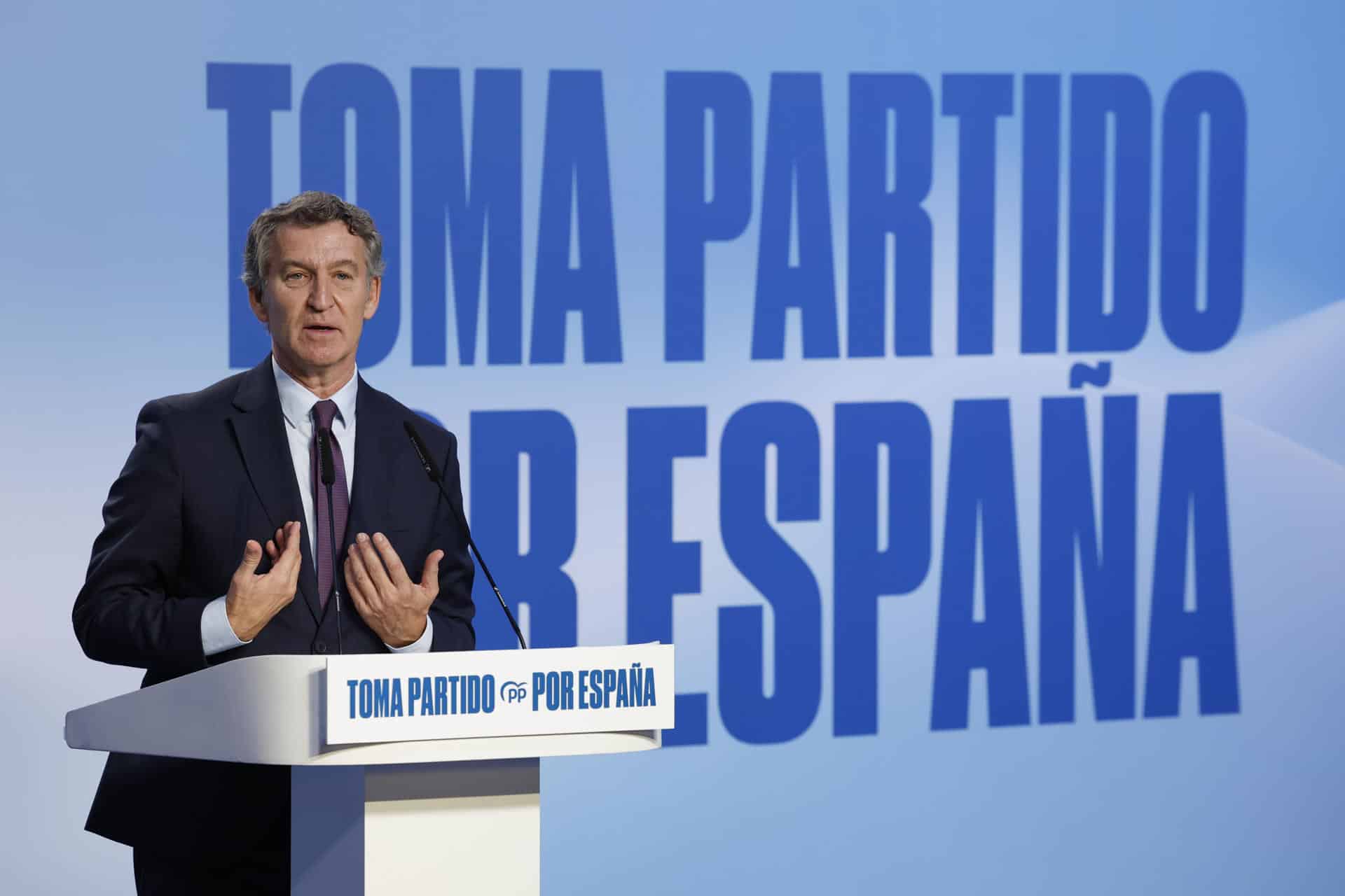 El presidente del PP, Alberto Núñez Feijóo, durantre el acto donde ha presentado su Plan de Inmigración, este martes en Barcelona. EFE/Toni Albir