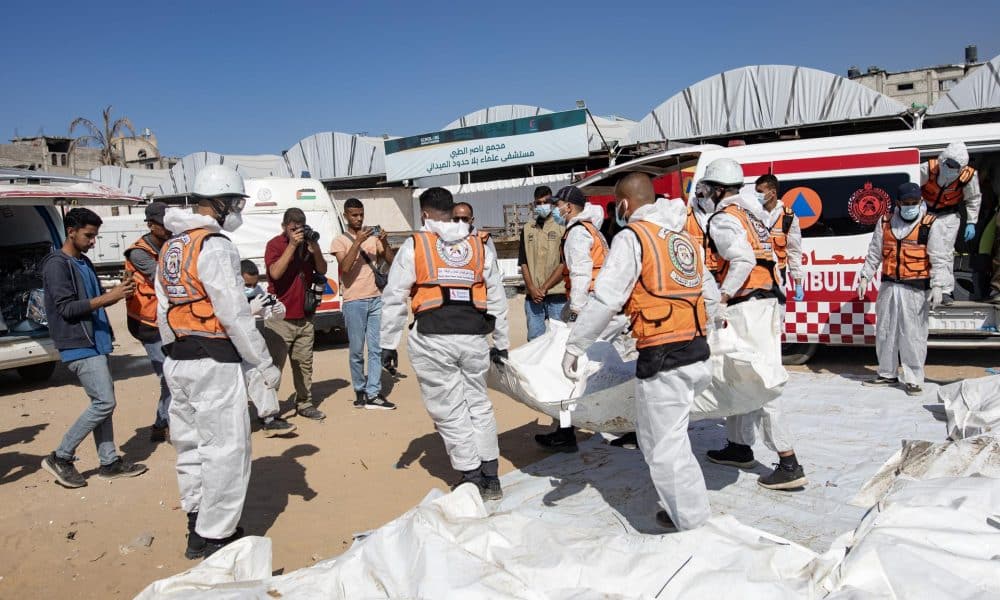 Imagen de restos y cuerpos de palestinos no identificados, devueltos por Israel, antes de un funeral multitudinario frente al Hospital Nasser en Jan Yunis, en el sur de la Franja de Gaza, el 27 de octubre de 2025. EFE/EPA/HAITHAM IMAD