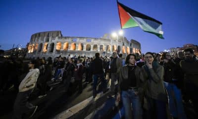 Manifestantes participan en una manifestación por Gaza en el Coliseo tras la incautación por parte del ejército israelí de los buques de la Flotilla Global Sumud (GSF), en Roma, Italia, el 2 de octubre de 2025. La Flotilla Global Sumud, una iniciativa marítima internacional que inició sus operaciones en agosto de 2025 rumbo a la Franja de Gaza, tenía como objetivo romper el bloqueo israelí y entregar ayuda humanitaria a Gaza. El 2 de octubre, fuerzas de la armada israelí interceptaron varios buques de la flotilla y arrestaron a numerosos activistas a bordo. (Protestas, Italia, Roma) EFE/EPA/RICCARDO ANTIMIANI