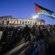 Manifestantes participan en una manifestación por Gaza en el Coliseo tras la incautación por parte del ejército israelí de los buques de la Flotilla Global Sumud (GSF), en Roma, Italia, el 2 de octubre de 2025. La Flotilla Global Sumud, una iniciativa marítima internacional que inició sus operaciones en agosto de 2025 rumbo a la Franja de Gaza, tenía como objetivo romper el bloqueo israelí y entregar ayuda humanitaria a Gaza. El 2 de octubre, fuerzas de la armada israelí interceptaron varios buques de la flotilla y arrestaron a numerosos activistas a bordo. (Protestas, Italia, Roma) EFE/EPA/RICCARDO ANTIMIANI