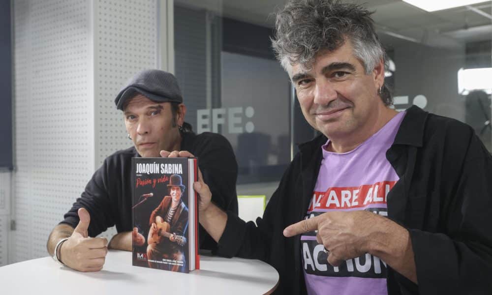 Kike Babas y Kike Turrón (los Kikes), autores del cómic 'Joaquín Sabina. Pasión y Vida'. EFE/ Victor Lerena