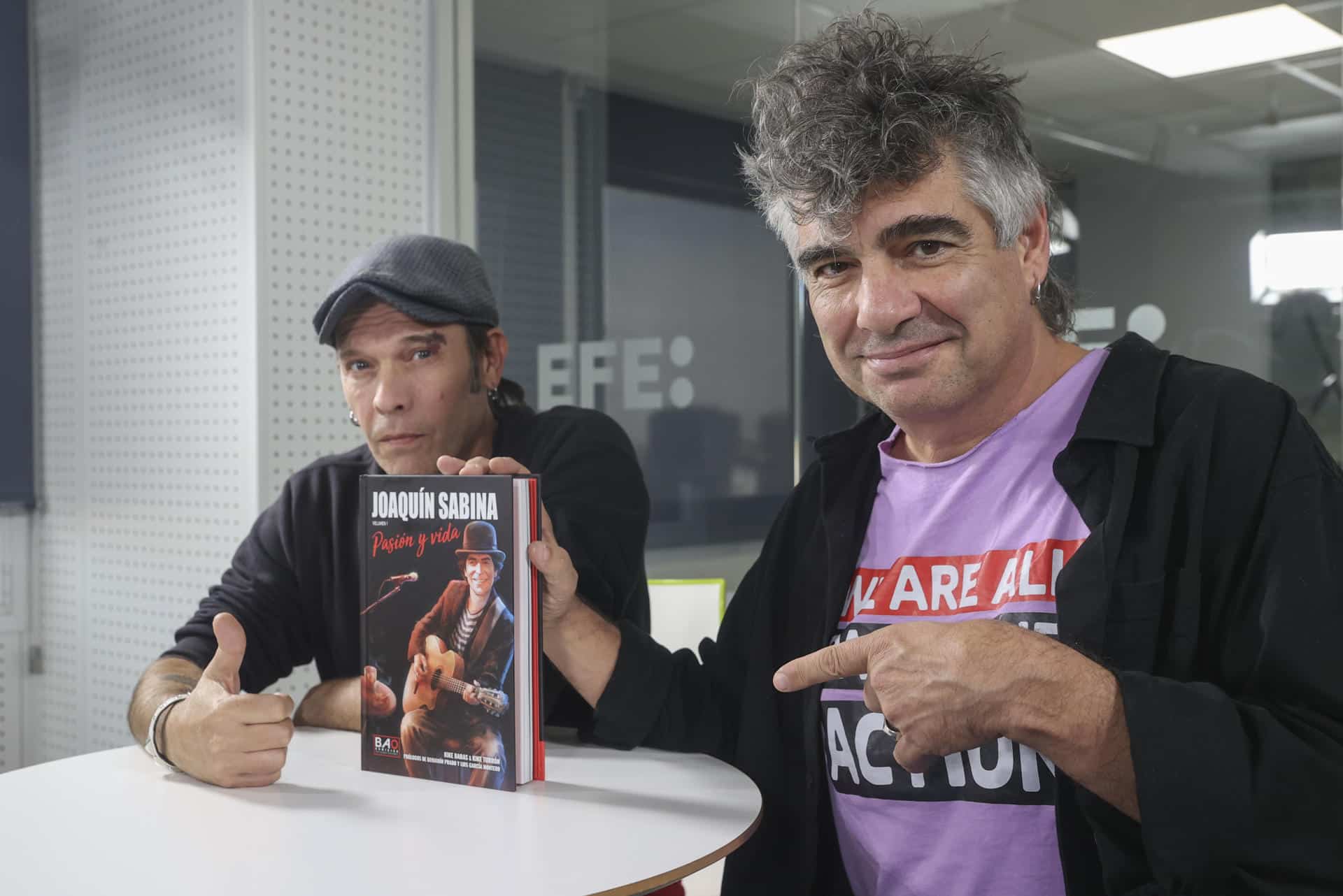 Kike Babas y Kike Turrón (los Kikes), autores del cómic 'Joaquín Sabina. Pasión y Vida'. EFE/ Victor Lerena