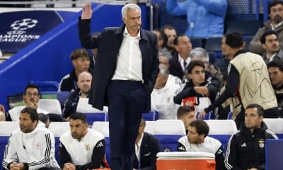 Jose Mourinho, entrenador del Benfica, saluda a la afición del Chelsea, su exequipo, durante el partido de la Liga de Campeones que disputó el martes en Stamford Bridge. EFE/EPA/TOLGA AKMEN