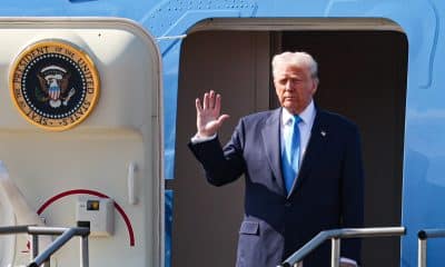 El presidente estadounidense Donald Trump saluda al bajar Air Force One en el aeropuerto de Gimhae, en la ciudad portuaria de Busan, al sureste de Corea del Sur. EFE/EPA/YONHAP