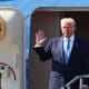 El presidente estadounidense Donald Trump saluda al bajar Air Force One en el aeropuerto de Gimhae, en la ciudad portuaria de Busan, al sureste de Corea del Sur. EFE/EPA/YONHAP