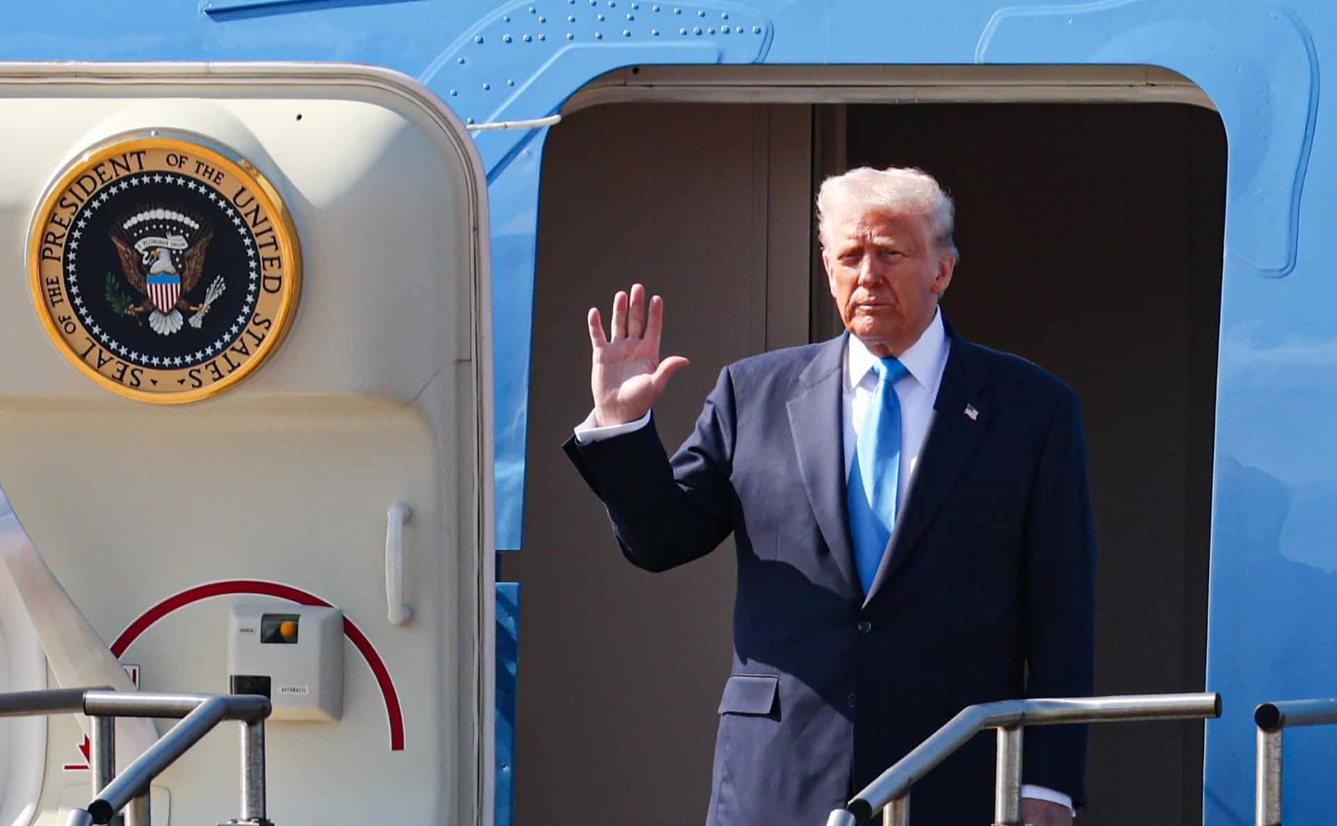 El presidente estadounidense Donald Trump saluda al bajar Air Force One en el aeropuerto de Gimhae, en la ciudad portuaria de Busan, al sureste de Corea del Sur. EFE/EPA/YONHAP