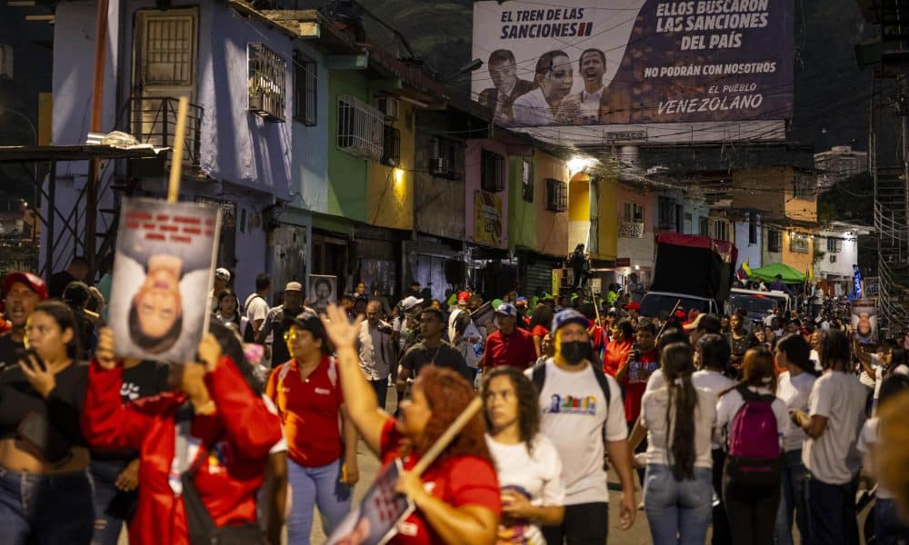 Personas sostienen carteles con la imagen de la primera ministra de Trinidad y Tobago, Kamla Persad-Bissessar, durante una manifestación este martes, en Caracas (Venezuela). EFE/ Miguel Gutiérrez
