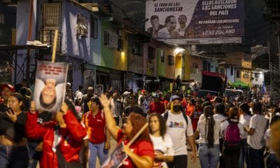 Personas sostienen carteles con la imagen de la primera ministra de Trinidad y Tobago, Kamla Persad-Bissessar, durante una manifestación este martes, en Caracas (Venezuela). EFE/ Miguel Gutiérrez