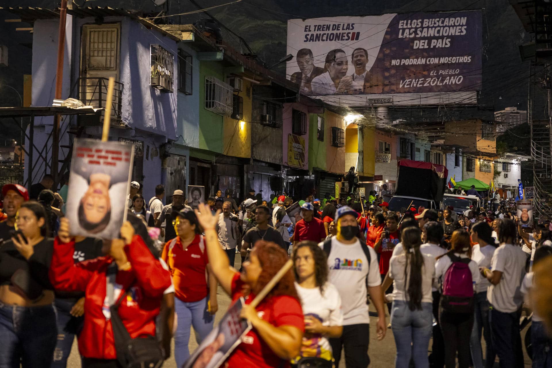 Personas sostienen carteles con la imagen de la primera ministra de Trinidad y Tobago, Kamla Persad-Bissessar, durante una manifestación este martes, en Caracas (Venezuela). EFE/ Miguel Gutiérrez