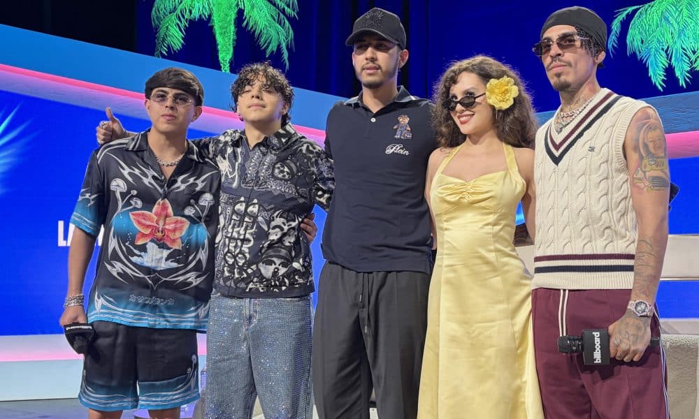 De izquierda a derecha, los cantantes de música regional mexicana Óscar Maydón, Xavi, Netón Vega, Estevie y Erick Aragón posan durante el tercer día de la Semana de la Música Latina de Billboard este miércoles, en el teatro The Fillmore, en Miami Beach. (EE.UU.). EFE/ Pedro Pablo Cortés