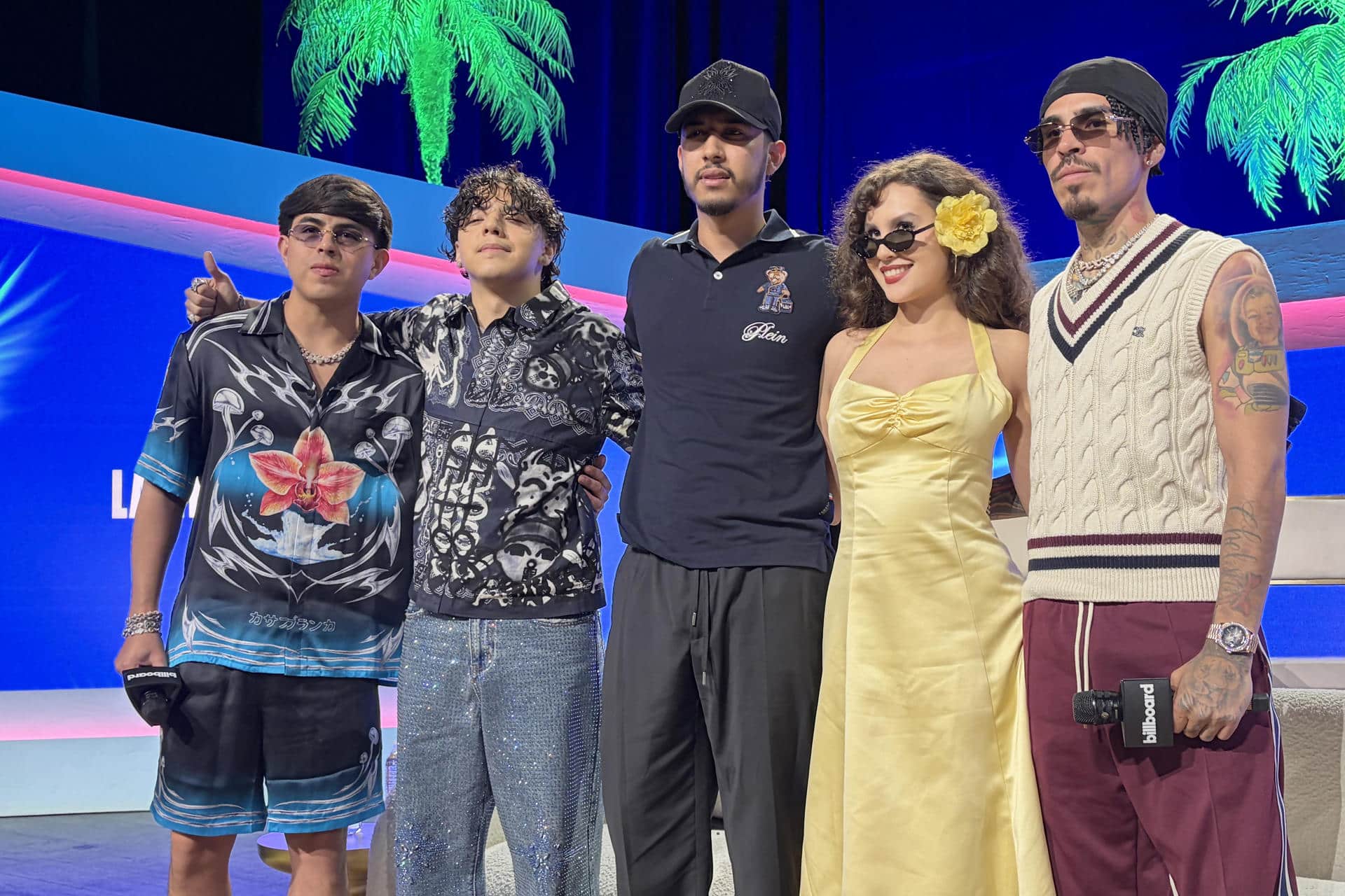 De izquierda a derecha, los cantantes de música regional mexicana Óscar Maydón, Xavi, Netón Vega, Estevie y Erick Aragón posan durante el tercer día de la Semana de la Música Latina de Billboard este miércoles, en el teatro The Fillmore, en Miami Beach. (EE.UU.). EFE/ Pedro Pablo Cortés