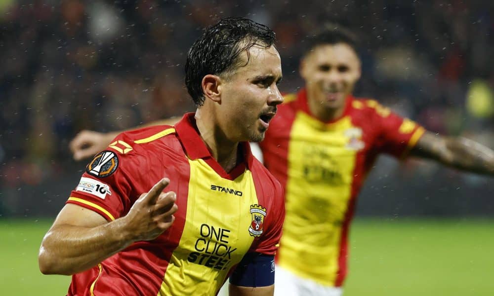 Mats Deijl, del Go Ahead Eagles, celebra el 2-1 de su equipo frente al Aston Villa en el partido de este jueves, correspondiente a la Liga Europa. EFE/ VINCENT JANNINK