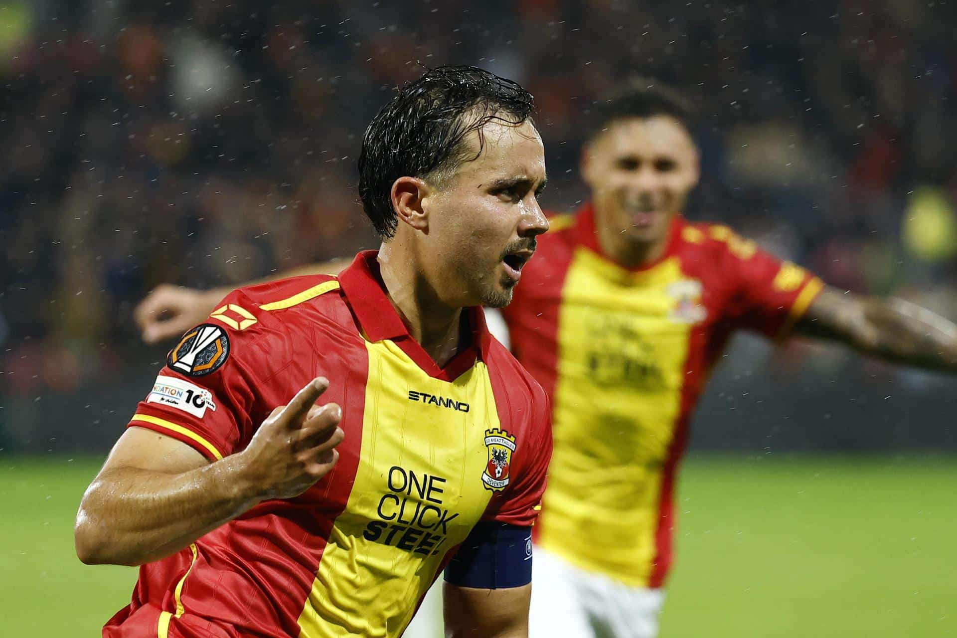 Mats Deijl, del Go Ahead Eagles, celebra el 2-1 de su equipo frente al Aston Villa en el partido de este jueves, correspondiente a la Liga Europa. EFE/ VINCENT JANNINK