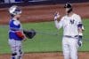 El jardinero derecho de los New York Yankees, Aaron Judge (R), celebra después de conectar un jonrón de tres carreras mientras el receptor de los Toronto Blue Jays, Alejandro Kirk (L), observa en la cuarta entrada del juego 3 de la serie de playoffs de la División Americana de la MLB entre los Toronto Blue Jays y los New York Yankees. EFE/EPA/SARAH YENESEL
", "to": "es" }
