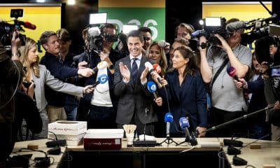 El líder del partido Rob Jetten corta un pastel durante una reunión de la facción D66 en La Haya, Países Bajos, el 30 de octubre de 2025, el día después de las elecciones a la Cámara de Representantes. El partido celebró una victoria significativa. (Elecciones, Países Bajos; Holanda, La Haya) EFE/EPA/KOEN VAN WEEL