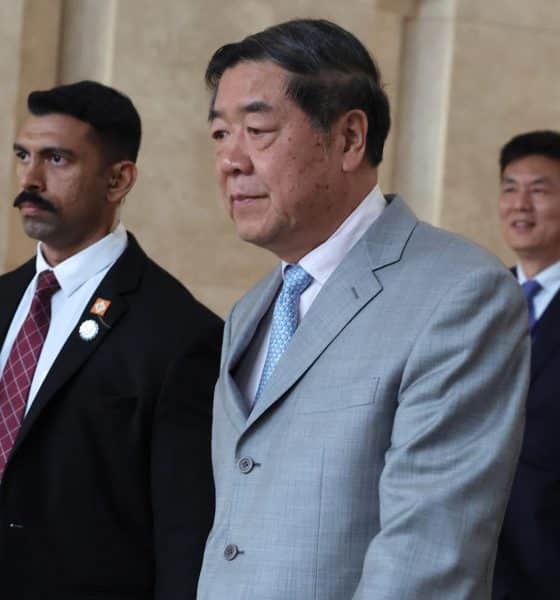 El viceprimer ministro chino, He Lifeng, el sábado tras las negociaciones con Estados Unidos en Malasia 
EFE/EPA/HOW HWEE YOUNG
