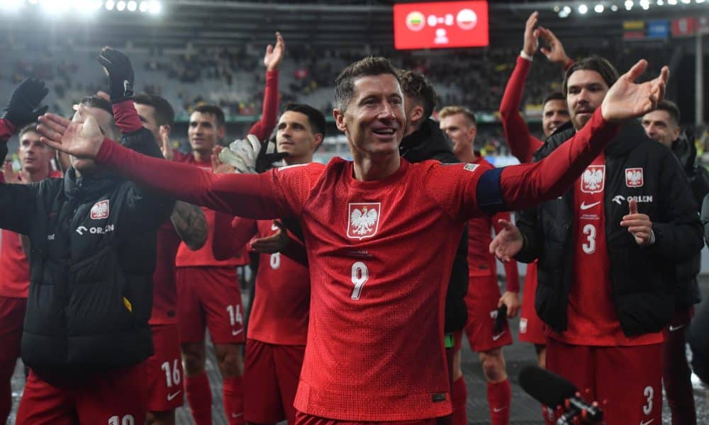 Robert Lewandowski (C) celebra la victoria de Polonia sobre Lituania, en el partido de clasificación para el Mundial 2026 disputado el pasado domingo en Kaunas. EFE/EPA/Piotr Nowak