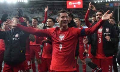 Robert Lewandowski (C) celebra la victoria de Polonia sobre Lituania, en el partido de clasificación para el Mundial 2026 disputado el pasado domingo en Kaunas. EFE/EPA/Piotr Nowak