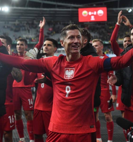 Robert Lewandowski (C) celebra la victoria de Polonia sobre Lituania, en el partido de clasificación para el Mundial 2026 disputado el pasado domingo en Kaunas. EFE/EPA/Piotr Nowak