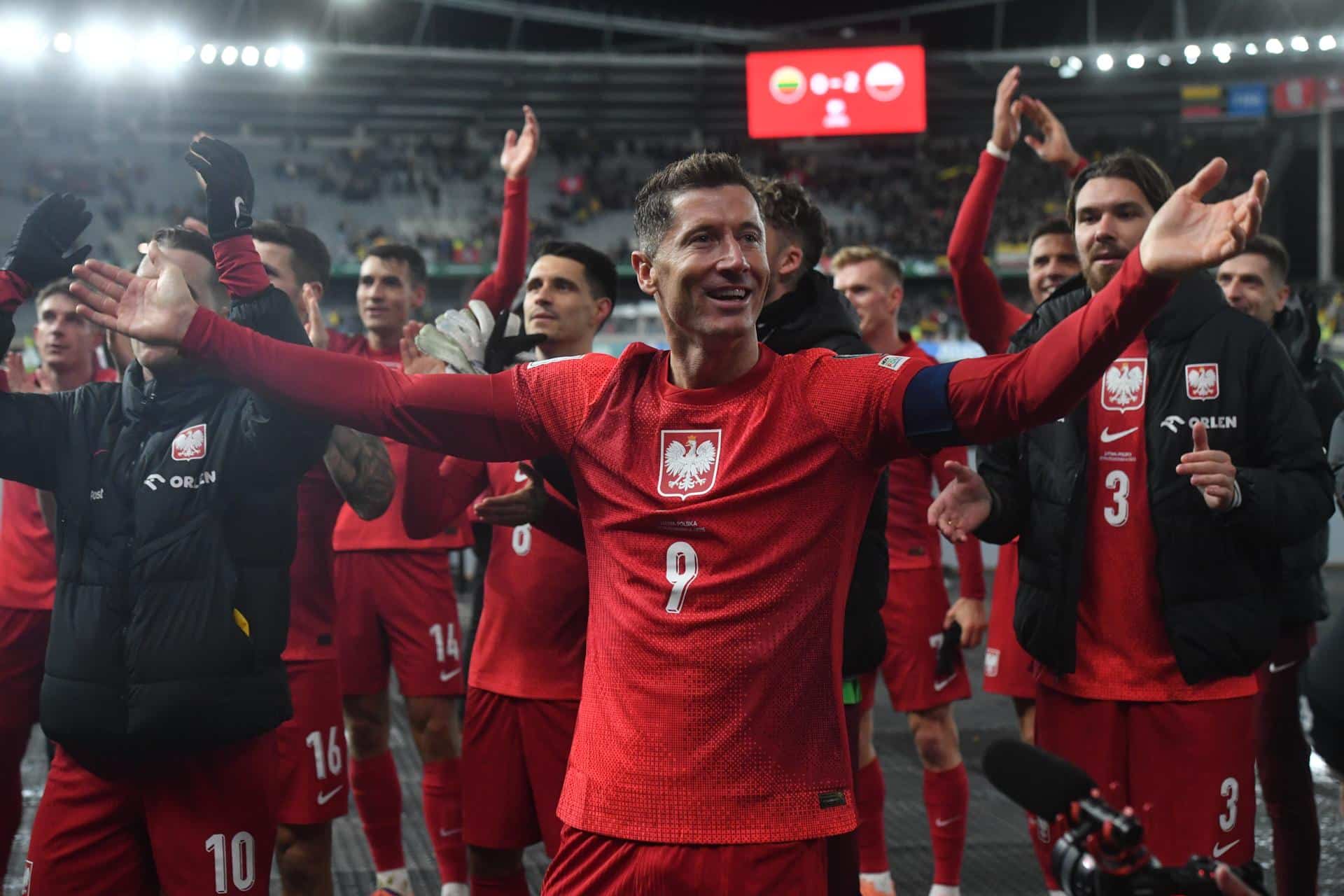 Robert Lewandowski (C) celebra la victoria de Polonia sobre Lituania, en el partido de clasificación para el Mundial 2026 disputado el pasado domingo en Kaunas. EFE/EPA/Piotr Nowak