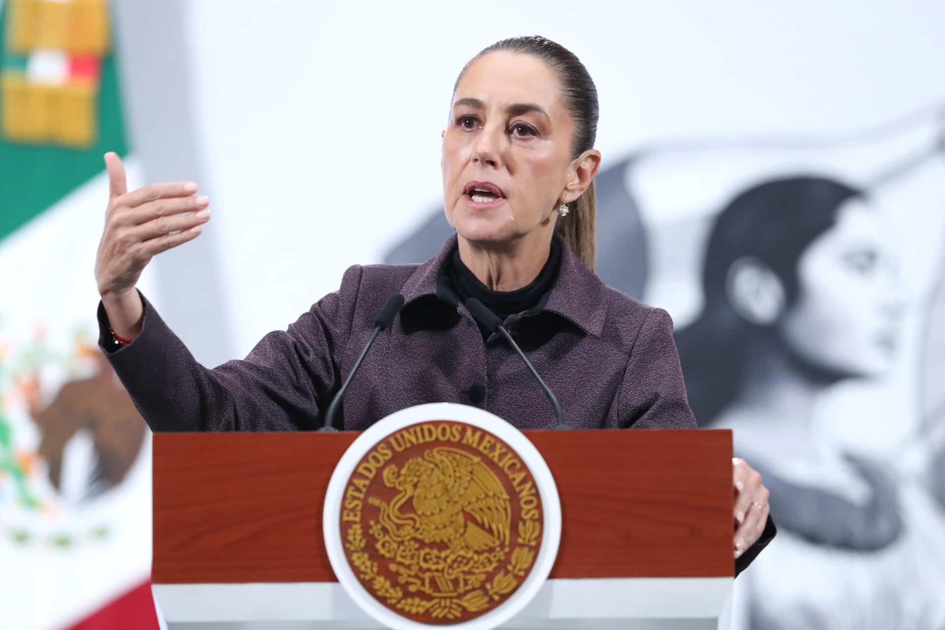 La presidenta de México, Claudia Sheinbaum, habla en una rueda de prensa este martes, en Palacio Nacional de la Ciudad de México (México). EFE/Mario Guzmán