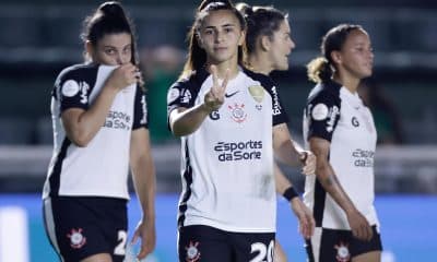 Mariza (c) encabeza la celebración del equipo femenino de Corinthians por su paso, este miércoles en el estadio Florencio Sola del club bonaerense Banfiel a la final de la Copa Libertadores. EFE/ Juan Ignacio Roncoroni