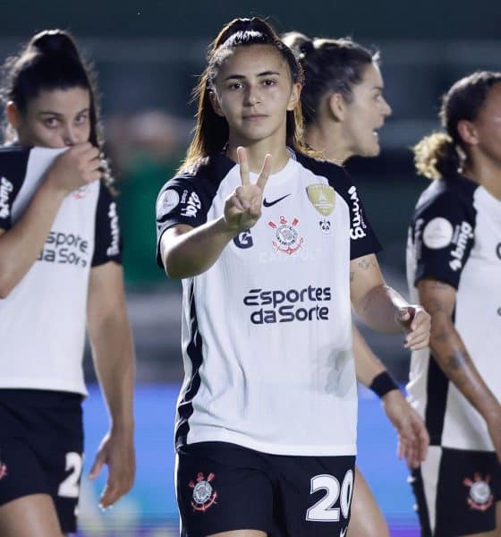 Mariza (c) encabeza la celebración del equipo femenino de Corinthians por su paso, este miércoles en el estadio Florencio Sola del club bonaerense Banfiel a la final de la Copa Libertadores. EFE/ Juan Ignacio Roncoroni