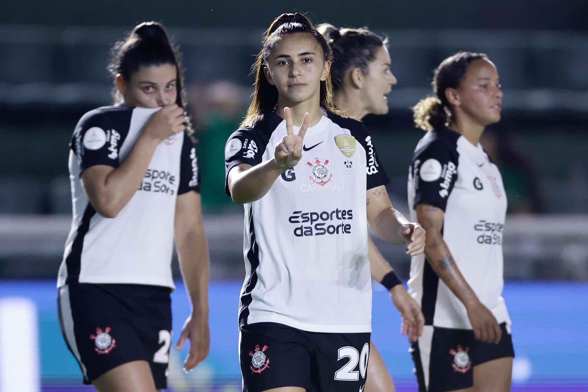 Mariza (c) encabeza la celebración del equipo femenino de Corinthians por su paso, este miércoles en el estadio Florencio Sola del club bonaerense Banfiel a la final de la Copa Libertadores. EFE/ Juan Ignacio Roncoroni