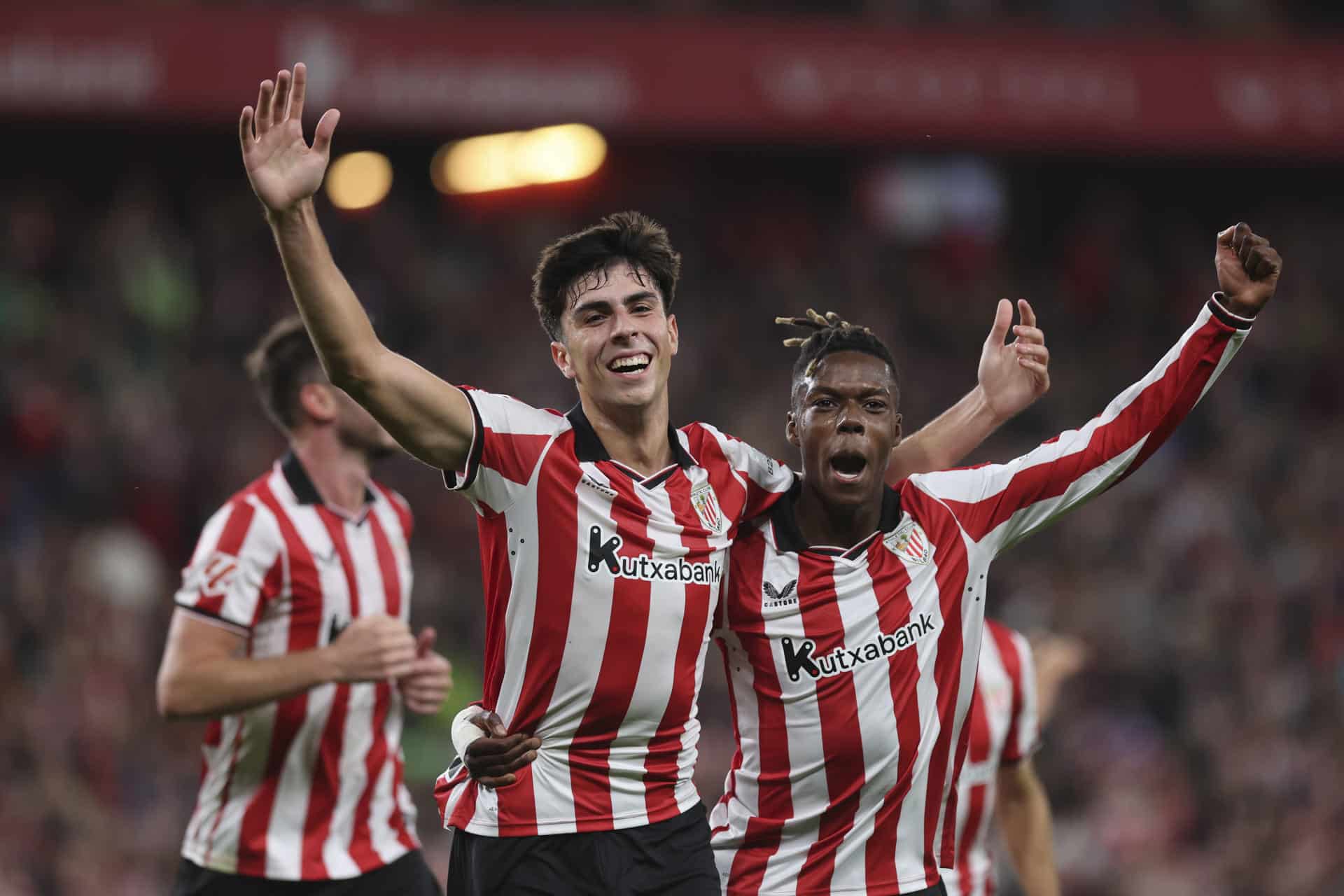 El centrocampista del Athletic Club Alejandro Rego celebra su gol contra el Mallorca junto a Nico Williams, durante el partido de la jornada 8 de LaLiga EA Sports entre el Athletic Club y el Mallorca, este sábado en el estadio de San Mamés en Bilbao.-EFE/ Luis Tejido