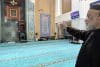 - El imán de la Mezquita Central de Lisboa, jeque David Munir, señala en una entrevista con EFE que en Portugal "exagerando mucho" hay un centenar de mujeres que llevan burka o niqab, el velo musulmán que tapa el rostro, y denuncia que la iniciativa del grupo de ultraderecha Chega de prohibirlo responde únicamente a una motivación política. El religioso portugués, nacido en Mozambique en 1963, recibe a EFE en el interior del templo, que cumple este año 40 años de su fundación, después de que la semana pasada el Parlamento luso diera el primer paso para prohibir que las mujeres se tapen el rostro, en una iniciativa presentada por Chega contra el burka. EFE/ Susana Samhan
