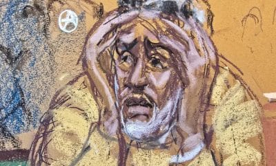 Fotografía de un dibujo realizado por la artista Jane Rosenberg donde aparece Sean Combs 'Diddy' mientras uno de sus hijos rinde declaración durante su juicio este viernes, en un tribunal de Nueva York (EE.UU).  EFE/Jane Rosenberg