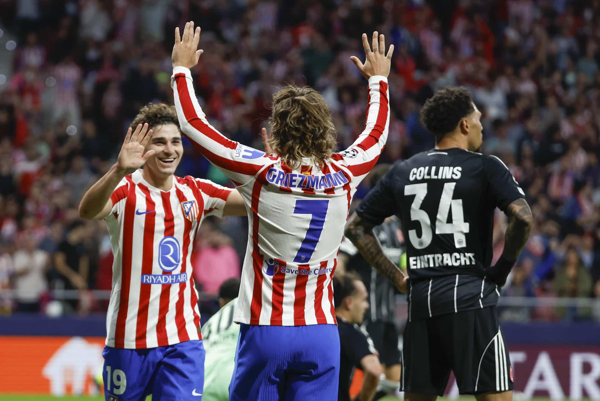 Antoine Griezmann (C) y Julian Alvarez en Madrid,en foto de archivo de Juanjo Martin. EFE