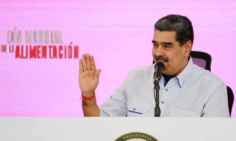Fotografía cedida este jueves, 16 de octubre, por el Palacio de Miraflores que muestra al presidente de Venezuela, Nicolás Maduro, durante el Congreso Nacional de Cocineras y Cocineros de la Patria, en Caracas (Venezuela). EFE/Wendys Olivo/Palacio de Miraflores