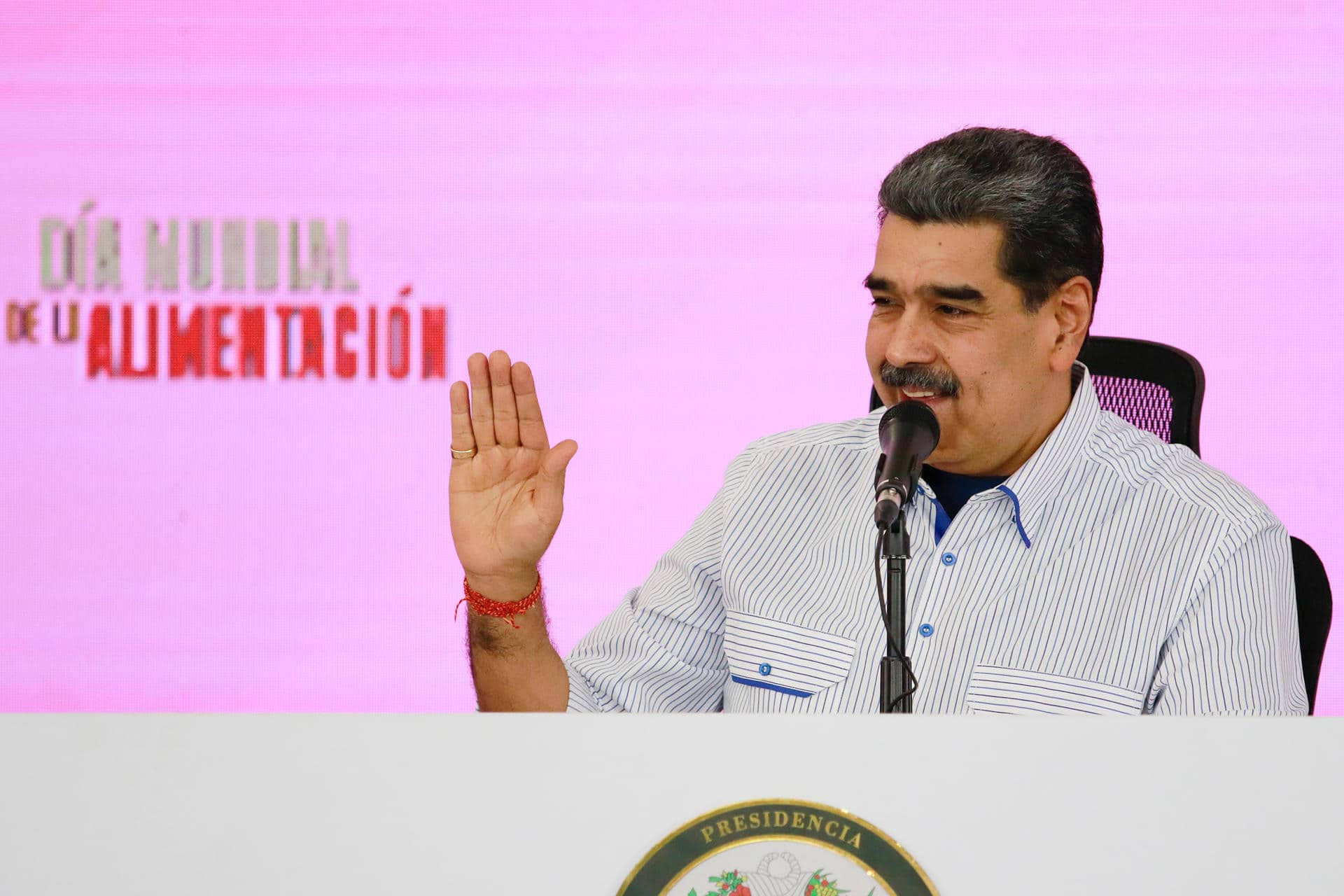 Fotografía cedida este jueves, 16 de octubre, por el Palacio de Miraflores que muestra al presidente de Venezuela, Nicolás Maduro, durante el Congreso Nacional de Cocineras y Cocineros de la Patria, en Caracas (Venezuela). EFE/Wendys Olivo/Palacio de Miraflores