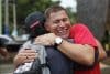 El periodista Mario Guevara (d) abraza a una persona este viernes, en Olocuilta (El Salvador). EFE/Rodrigo Sura
