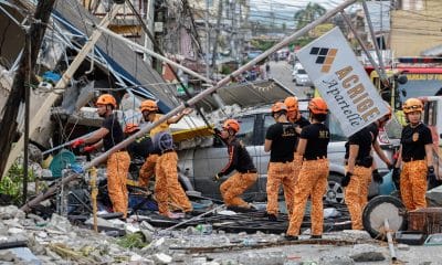 Equipos de emergencia entre las ruinas de un edificio derrumbado en la ciudad filipina de Bogo, cerca del epicentro del terremoto que sacudió esta semana la región central del país.
EFE/EPA/ROLEX DELA PENA