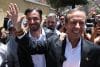 El candidato a la Presidencia de Bolivia por la alianza Libre, Jorge Tuto Quiroga, llega a votar este domingo, en la segunda vuelta electoral para escoger presidente y vicepresidente, en La paz (Bolivia). EFE/ Luis Gandarillas