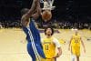 El alero de los Golden State Warriors Draymond Green (i) machaca el aro durante la primera mitad del partido de la NBA entre su equipo y los Los Angeles Lakers. EFE/EPA/ALLISON DINNER SHUTTERSTOCK OUT
", "to": "es" }