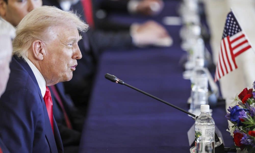 El presidente de Estados Unidos, Donald Trump, habla durante la cumbre Japón-Estados Unidos con la primera ministra japonesa, Sanae Takaichi, en la Casa de Huéspedes de Estado del Palacio de Akasaka en Tokio, Japón, el 28 de octubre de 2025.EFE/EPA/FRANCK ROBICHON / POOL POOL PHOTO