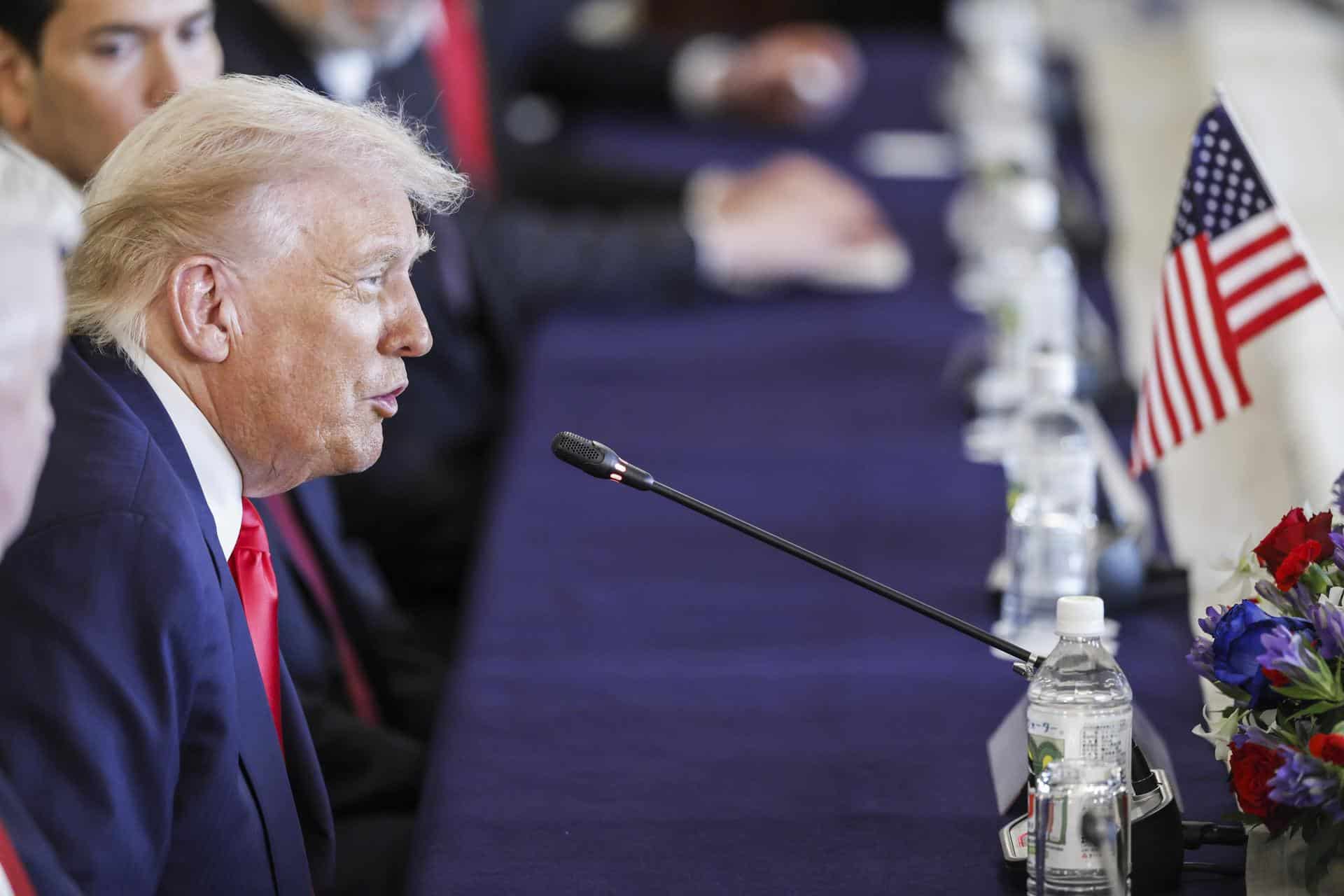 El presidente de Estados Unidos, Donald Trump, habla durante la cumbre Japón-Estados Unidos con la primera ministra japonesa, Sanae Takaichi, en la Casa de Huéspedes de Estado del Palacio de Akasaka en Tokio, Japón, el 28 de octubre de 2025.EFE/EPA/FRANCK ROBICHON / POOL POOL PHOTO