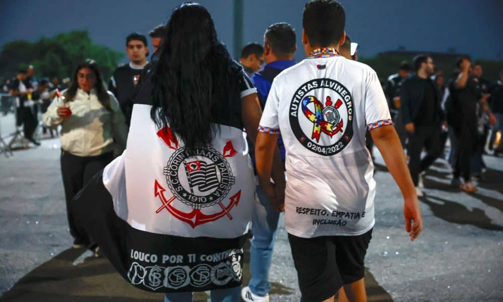 Fotografía del 3 de mayo de 2025 que muestra un niño con una camisetas con el logo de la hinchada 'Autistas Albinegros' en el estadio Neo Química Arena, en Sao Paulo (Brasil). EFE/ Sebastiao Moreira