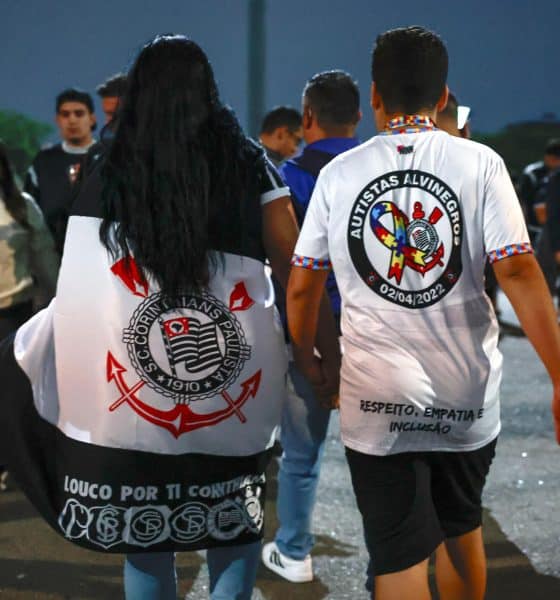 Fotografía del 3 de mayo de 2025 que muestra un niño con una camisetas con el logo de la hinchada 'Autistas Albinegros' en el estadio Neo Química Arena, en Sao Paulo (Brasil). EFE/ Sebastiao Moreira