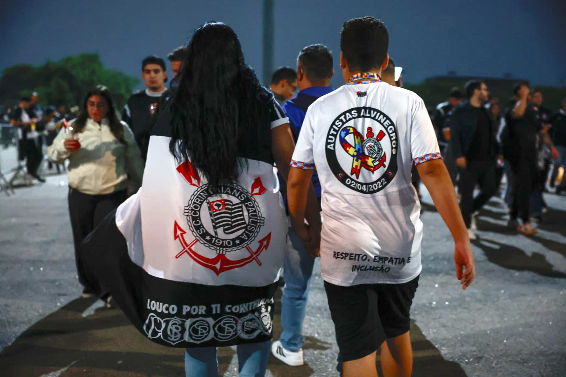 Fotografía del 3 de mayo de 2025 que muestra un niño con una camisetas con el logo de la hinchada 'Autistas Albinegros' en el estadio Neo Química Arena, en Sao Paulo (Brasil). EFE/ Sebastiao Moreira