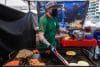 Un chef mexicano prepara tacos durante el encuentro internacional 'Sabores del mundo' este sábado, en La Paz (Bolivia). EFE/ Gabriel Márquez
